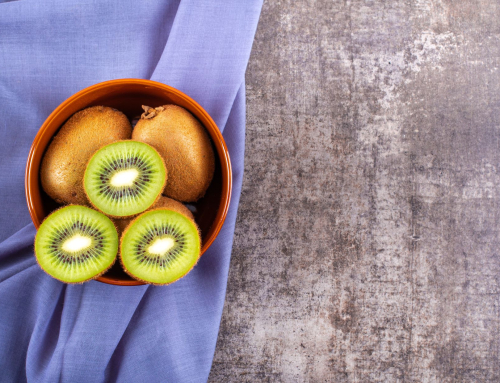 Comer kiwi antes de deitar ajuda a adormecer mais rápido e a dormir melhor?